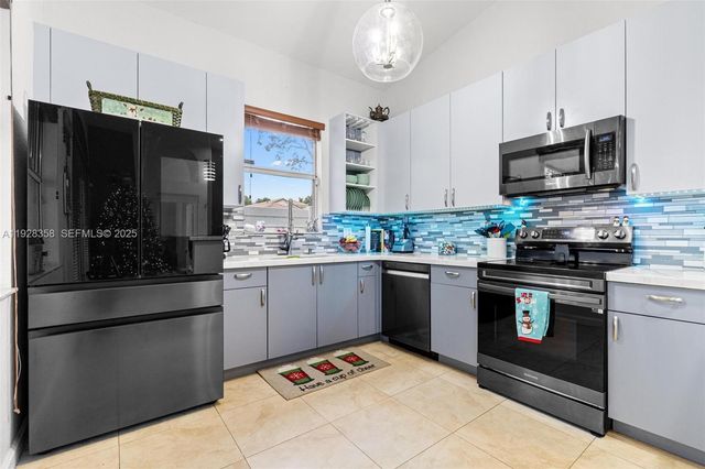 3712 NE 16th St, Homestead, FL 33033