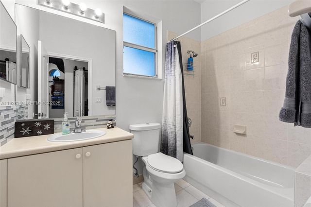 3712 NE 16th St, Homestead, FL 33033