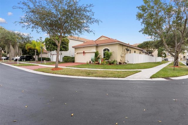 3712 NE 16th St, Homestead, FL 33033