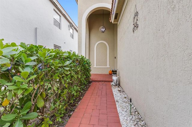 3712 NE 16th St, Homestead, FL 33033