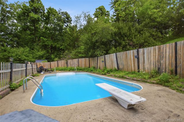 34 Hillview Circle, Poughkeepsie, NY 12603