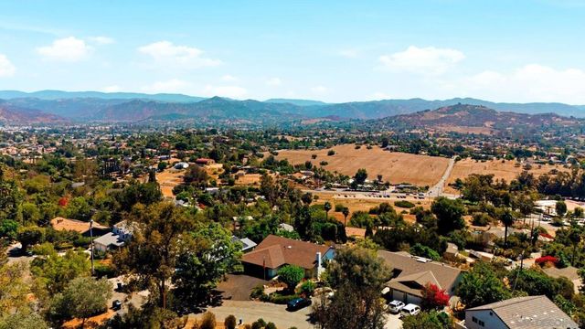 1329 Park Hill Ln, Escondido, CA 92025