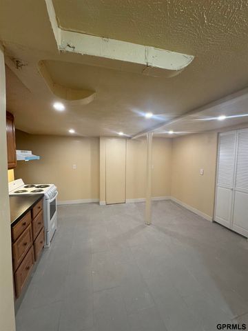 908 S 36Th Street, Omaha, NE 68105