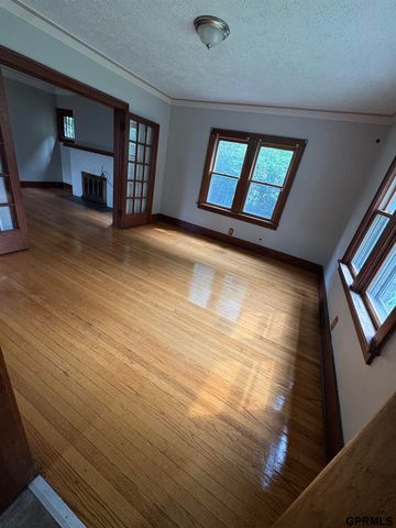 908 S 36Th Street, Omaha, NE 68105