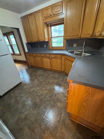 908 S 36Th Street, Omaha, NE 68105