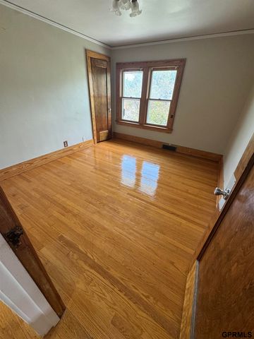 908 S 36Th Street, Omaha, NE 68105