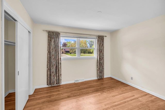 11240 N Valley DRIVE, Mequon, WI 53092