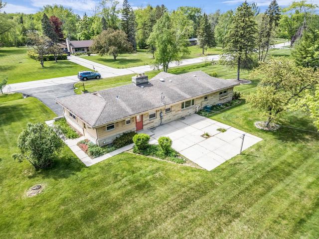11240 N Valley DRIVE, Mequon, WI 53092