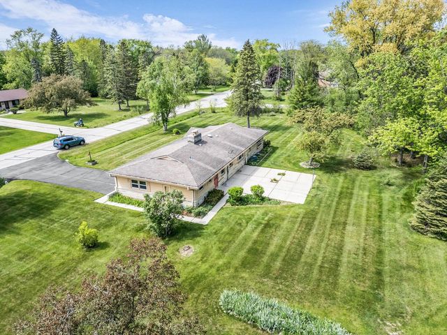 11240 N Valley DRIVE, Mequon, WI 53092
