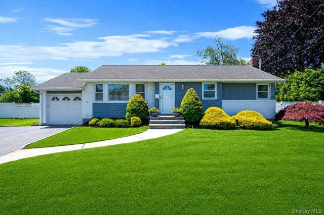 10 Kipling Drive, Greenlawn, NY 11740