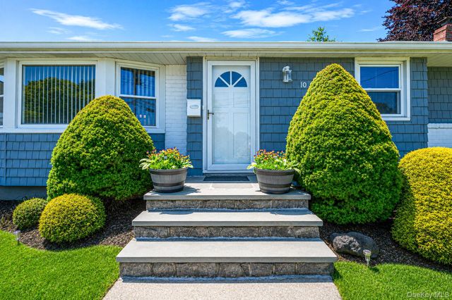 10 Kipling Drive, Greenlawn, NY 11740