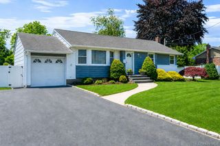 10 Kipling Drive, Greenlawn, NY 11740