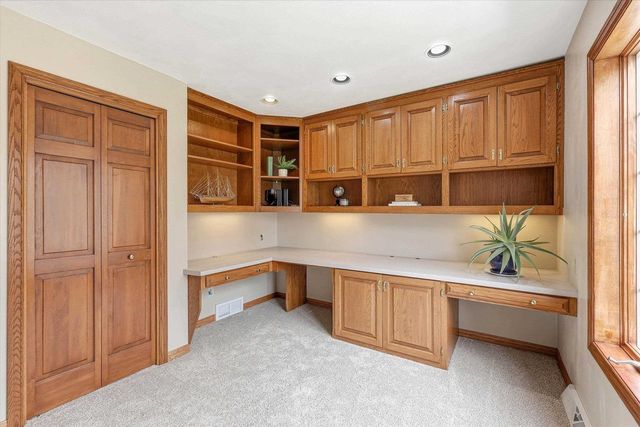 1138 E CAPITOL DRIVE, Appleton, WI 54911