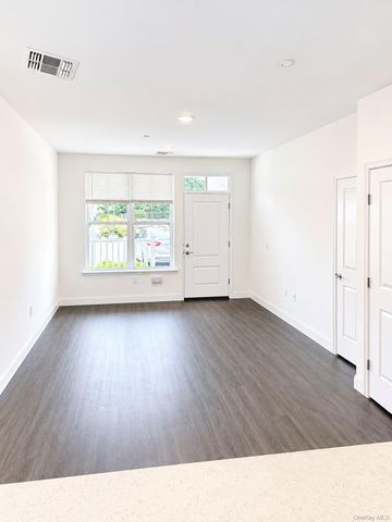 1046 New York Avenue 6, Huntington Station, NY 11746