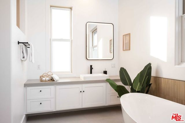3496 Redwood Avenue, Los Angeles, CA 90066