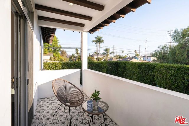 3496 Redwood Avenue, Los Angeles, CA 90066