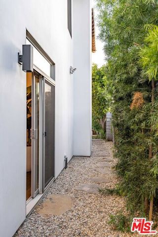 3496 Redwood Avenue, Los Angeles, CA 90066