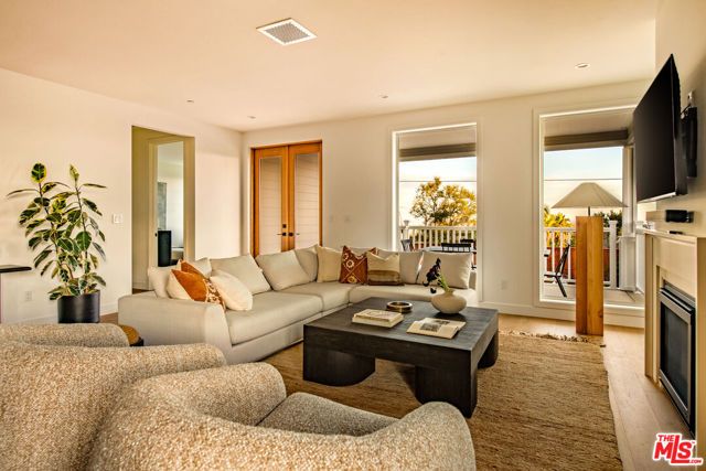 924 E Poppyfields Drive, Altadena, CA 91001