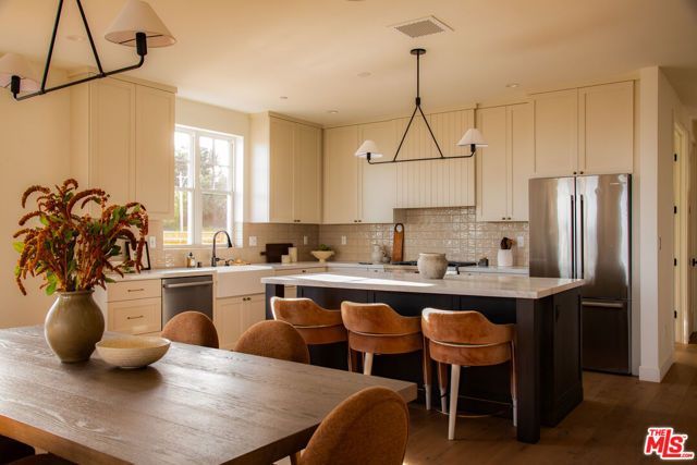 924 E Poppyfields Drive, Altadena, CA 91001