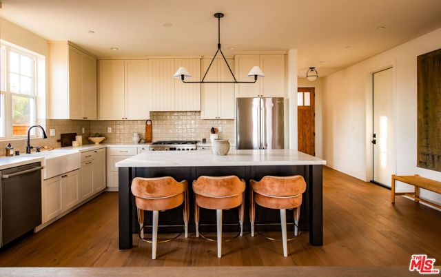 924 E Poppyfields Drive, Altadena, CA 91001