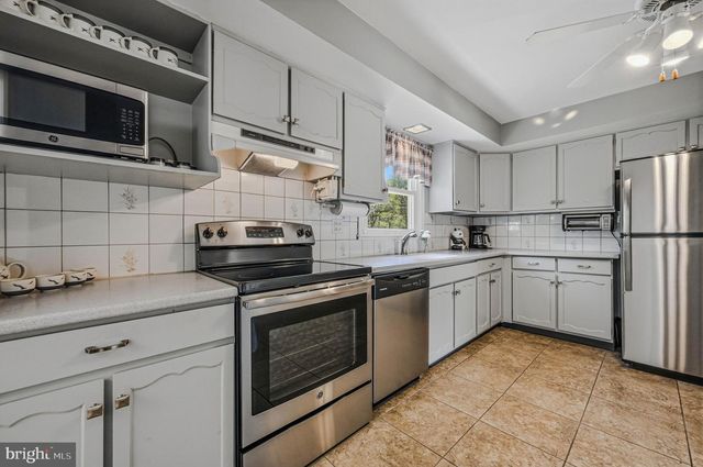 13 CHAPEL HILL DR, Newark, DE 19711