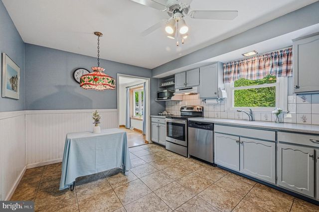 13 CHAPEL HILL DR, Newark, DE 19711
