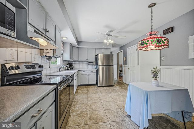 13 CHAPEL HILL DR, Newark, DE 19711