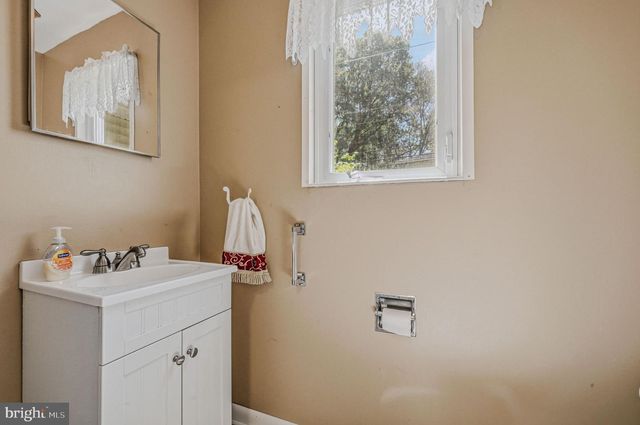 13 CHAPEL HILL DR, Newark, DE 19711