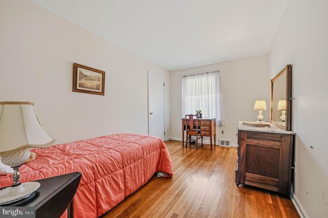 13 CHAPEL HILL DR, Newark, DE 19711