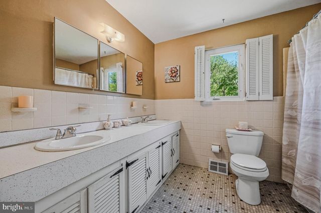 13 CHAPEL HILL DR, Newark, DE 19711