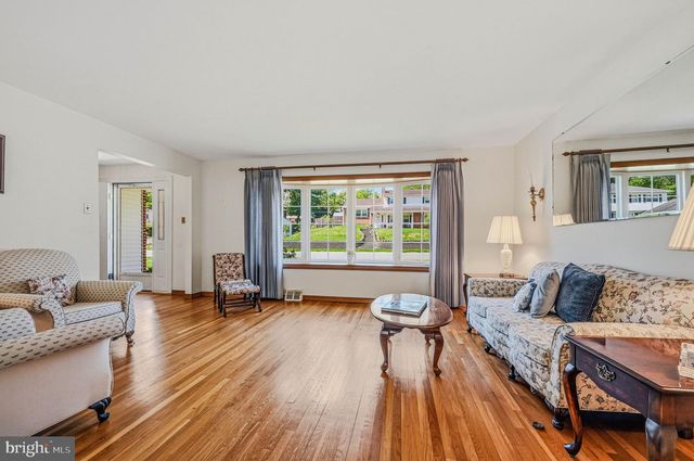 13 CHAPEL HILL DR, Newark, DE 19711