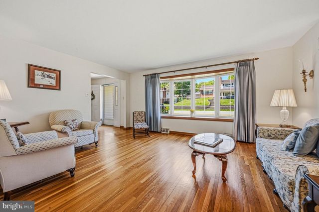 13 CHAPEL HILL DR, Newark, DE 19711