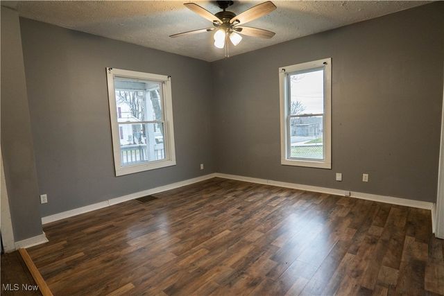 402 Hall Avenue, Barberton, OH 44203