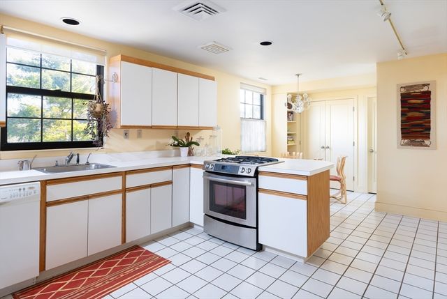 227 Summit E-405, Brookline, MA 02446