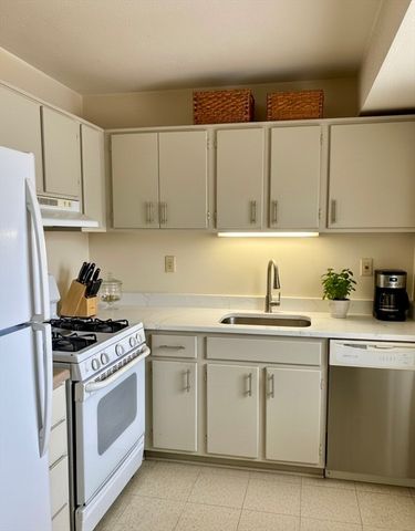 173 Nassau Dr 173, Springfield, MA 01129