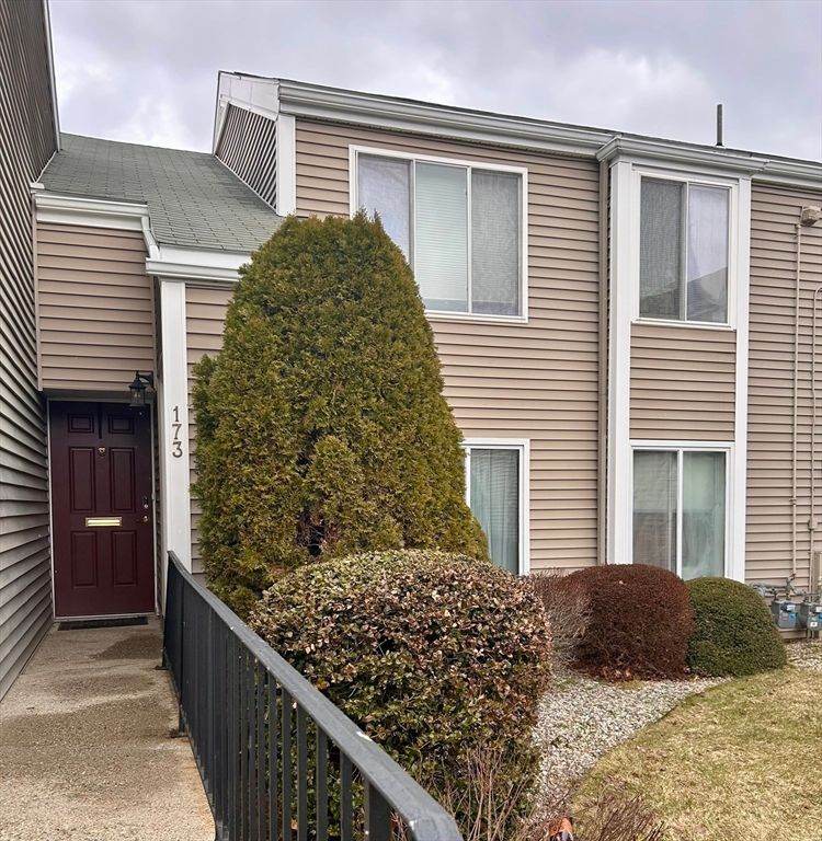 173 Nassau Dr 173, Springfield, MA 01129