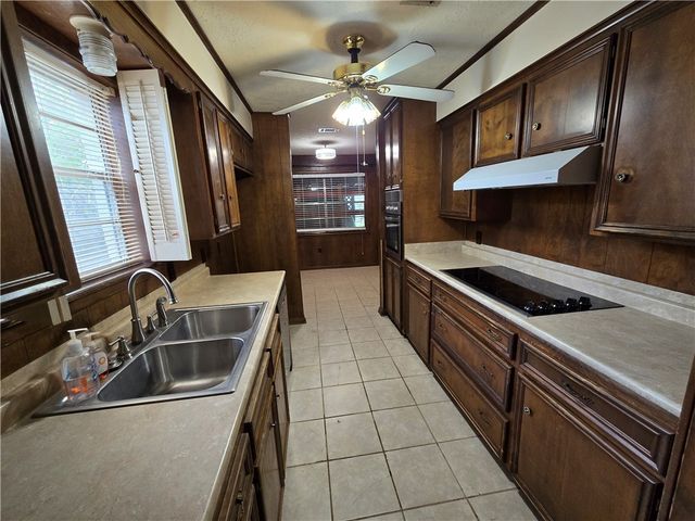 1211 Austin Avenue, College Station, TX 77845