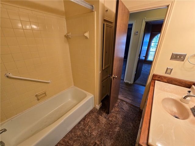 1211 Austin Avenue, College Station, TX 77845