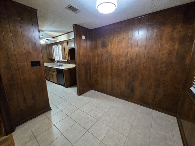 1211 Austin Avenue, College Station, TX 77845