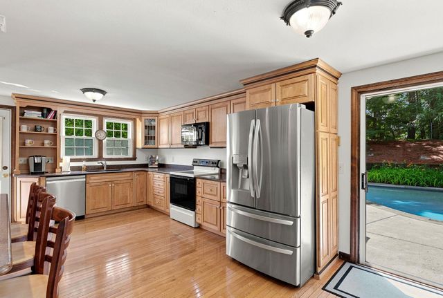 12 Deerhaven Drive, Nashua, NH 03064