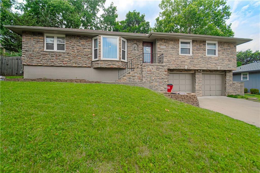 3008 S Cochise Drive, Independence, MO 64057