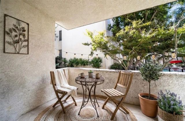 5325 Newcastle 108, Encino, CA 91316