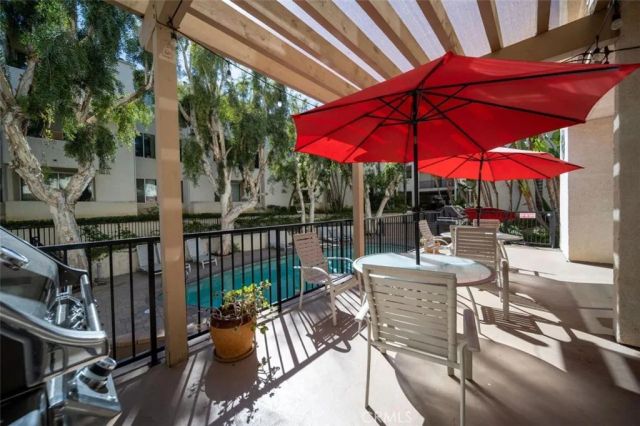 5325 Newcastle 108, Encino, CA 91316