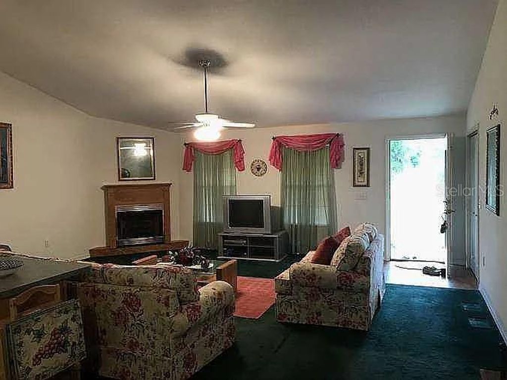Image 6 of property listing at 363 SW MONROE AVENUE, Mayo, FL 32066