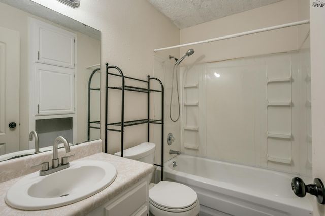 501 W COLEMAN AVENUE, Iowa Park, TX 76367