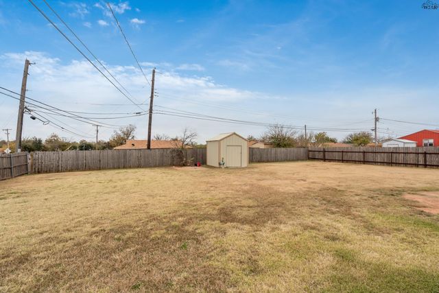 501 W COLEMAN AVENUE, Iowa Park, TX 76367