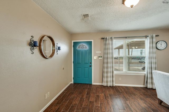 501 W COLEMAN AVENUE, Iowa Park, TX 76367