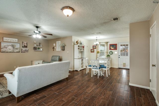 501 W COLEMAN AVENUE, Iowa Park, TX 76367