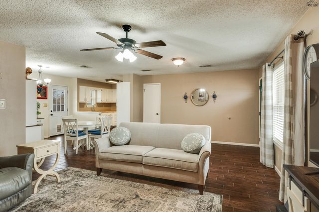 501 W COLEMAN AVENUE, Iowa Park, TX 76367