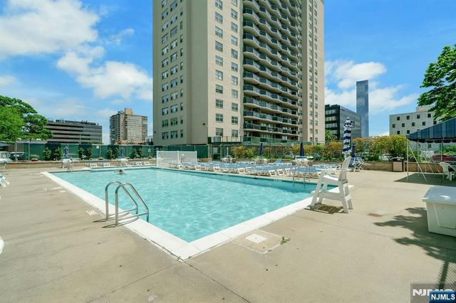 2077 Center Avenue 9E, Fort Lee, NJ 07024